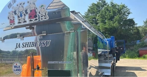 巨大なミルクローリー