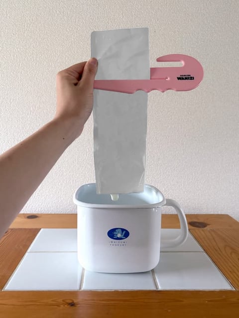 パウチを折り畳んで挟む