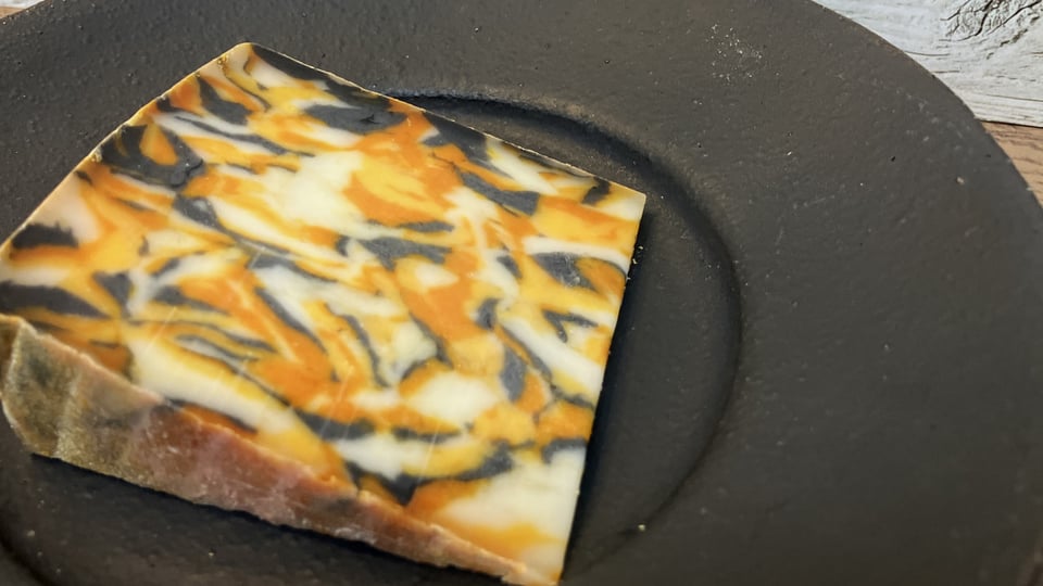 ボスケソ・チーズラボ「KARAMATSU Mike/カラマツ “三毛猫”」