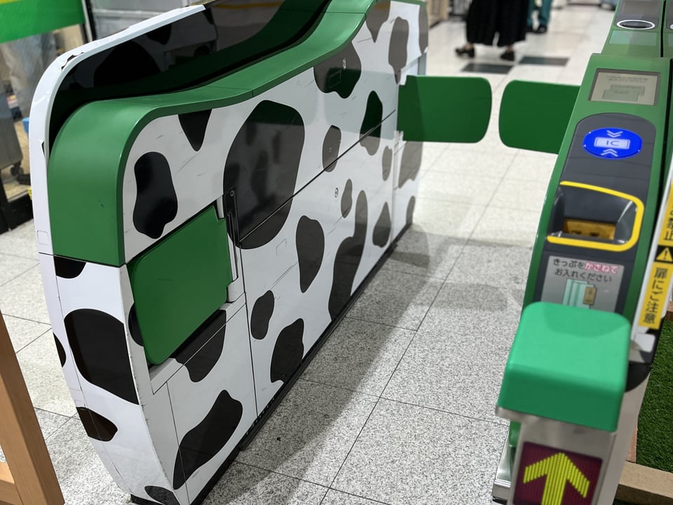 JR那須塩原駅の牛柄ラッピング改札
