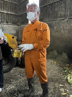 エコフィード(完熟パイナップルを手にする磯沼さん)