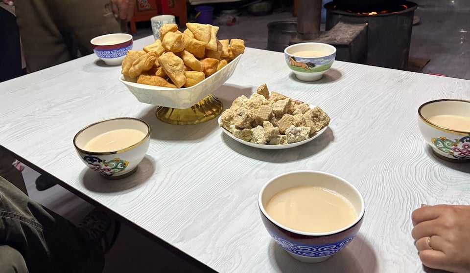 遊牧民のゲルにお呼ばれすると、必ず一番に出して頂けるのがスーテーツァイ。 塩の入った温かいミルクティ