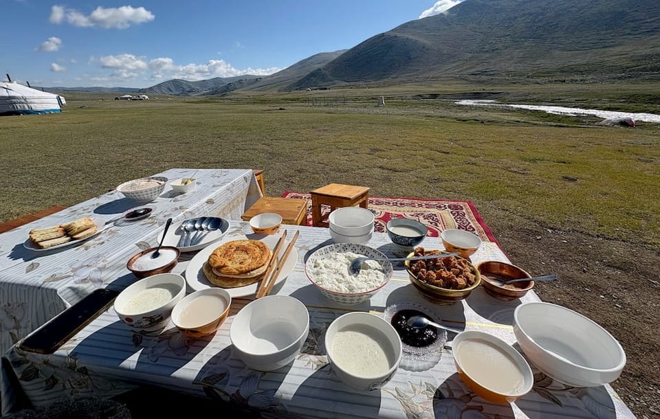 モンゴルの絶景の朝ごはん。テーブルの上はお椀ばかり。。