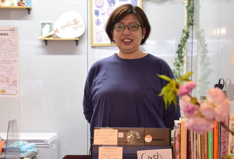 店頭に並べる国産ナチュラルチーズを熱く語ってくれる、店主の松原正恵さん(写真:筆者)