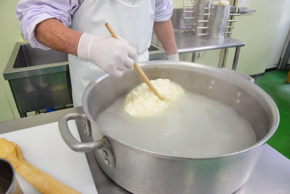 山田牧場のチーズ工房 カードをゆっくり動かすと、表面がゆるんでくる