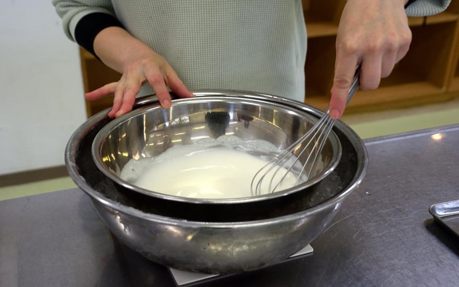 ボウルに入った材料をまた混ぜる(写真:筆者)