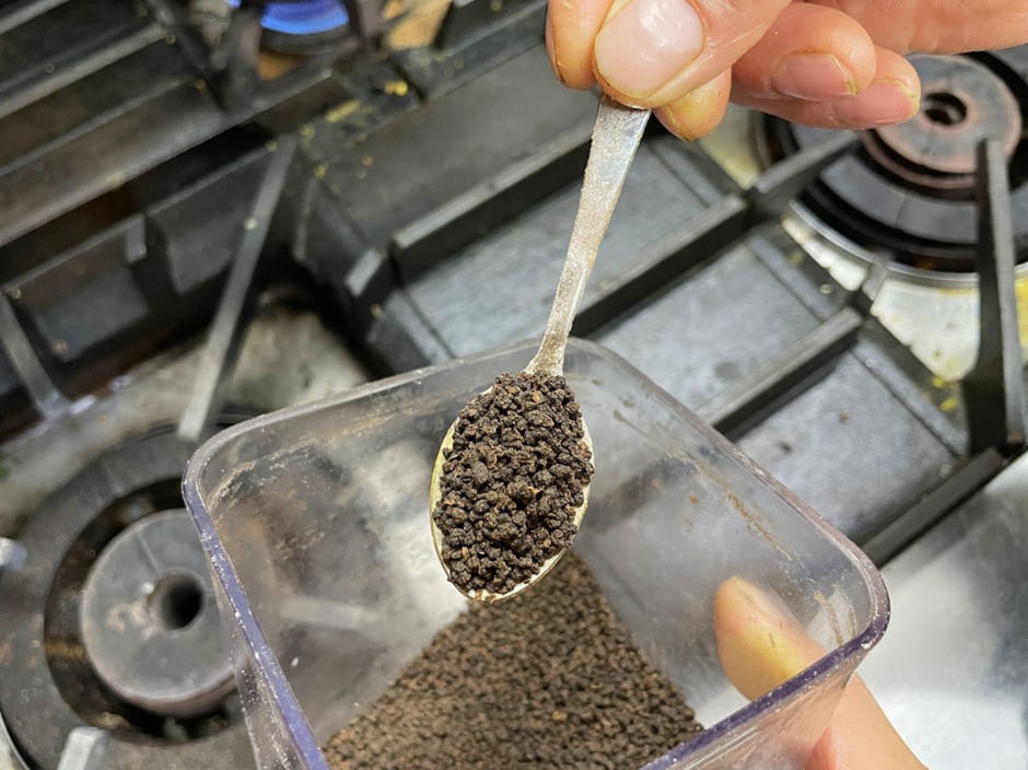 チャイ用の茶葉。「粒が大きい方がおいしい」とのこと