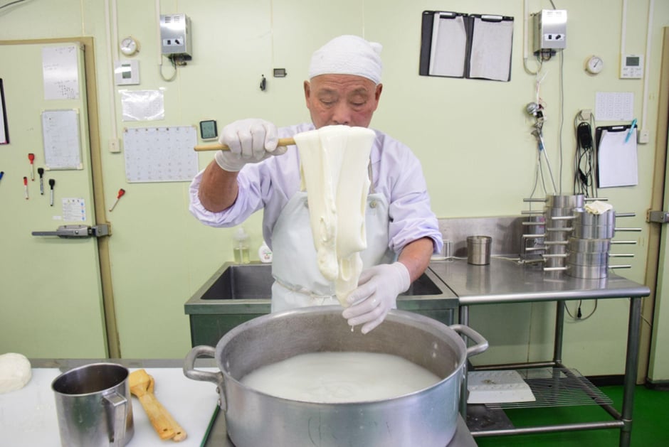 山田牧場 チーズ工房 ゆるんだカードを持ち上げると、ゆっくり伸びる