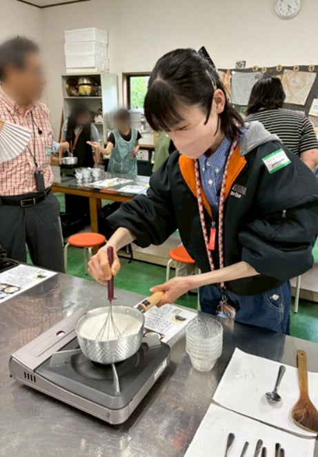 材料をかき混ぜながら加熱する　みねおか豆腐作り