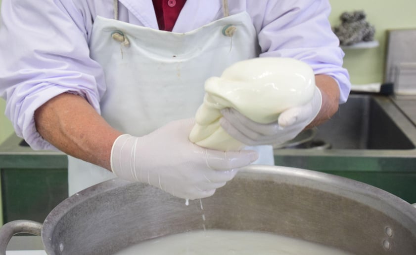 山田牧場 チーズ工房 何度かカードを折り返しながら、先を丸める