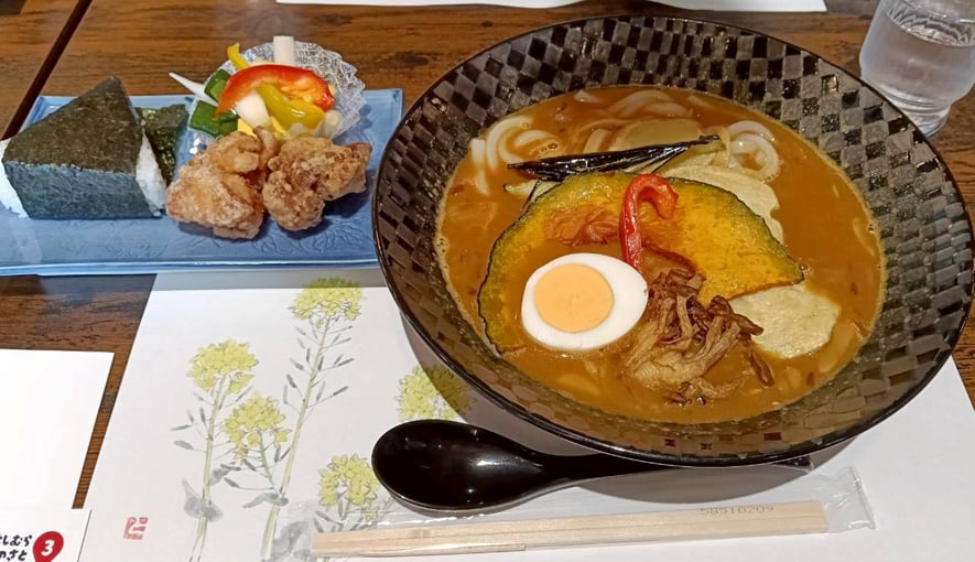 三芳村 鄙の里のミルクカレーうどんと唐揚げ、おにぎり、ピクルスの豪華昼食