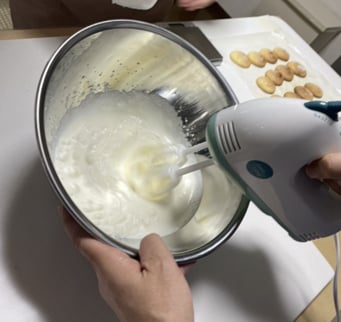 和菓子にミルクを！ブッセのクリーム作り