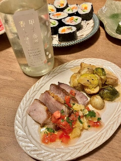 ホエイ豚の一皿と、高秀牧場さんの牛が食べてくれている酒粕を生み出す酒造元のお酒