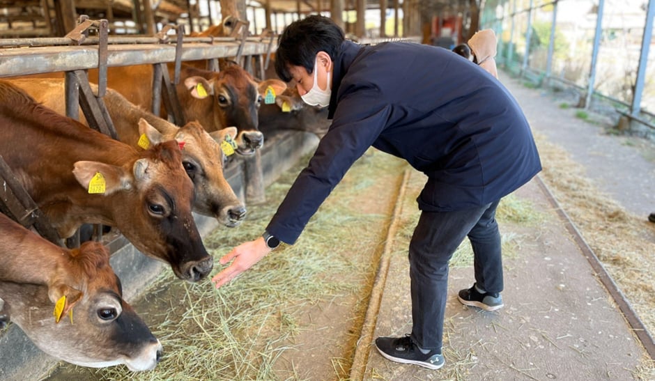 ミルク・L・フルカワさんご一行を、まずは牛舎にご案内