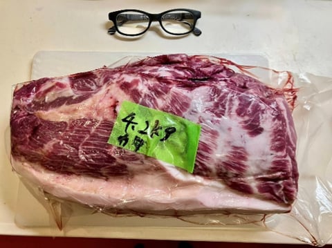 大きい！4㎏キロのホエイ豚　メガネを置いて大きさを感じてください