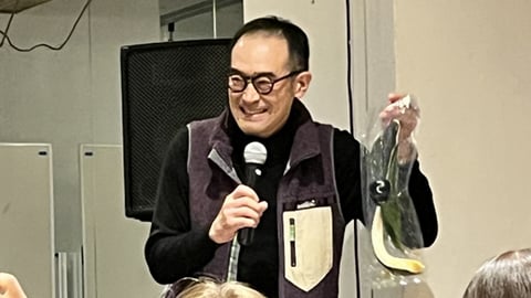 ボスケソ・チーズラボの是本(これもと)さん 手に持っているのは鰻(うなぎ)ではなくチーズです