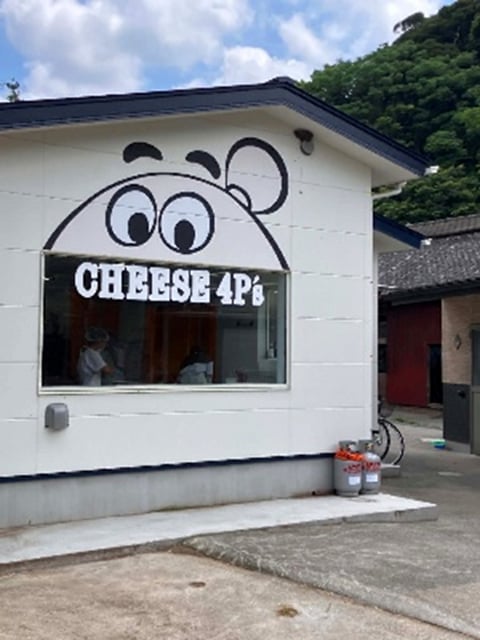 チーズ工房ではモッツアレラかな？作っているところ