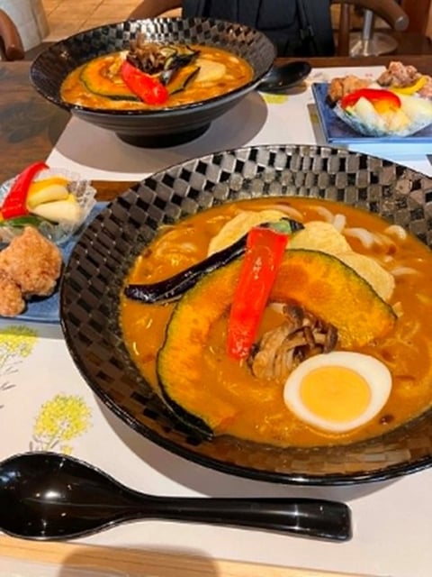 ミルクカレーうどんとピクルスにから揚げにおにぎり!地場野菜が鮮やか