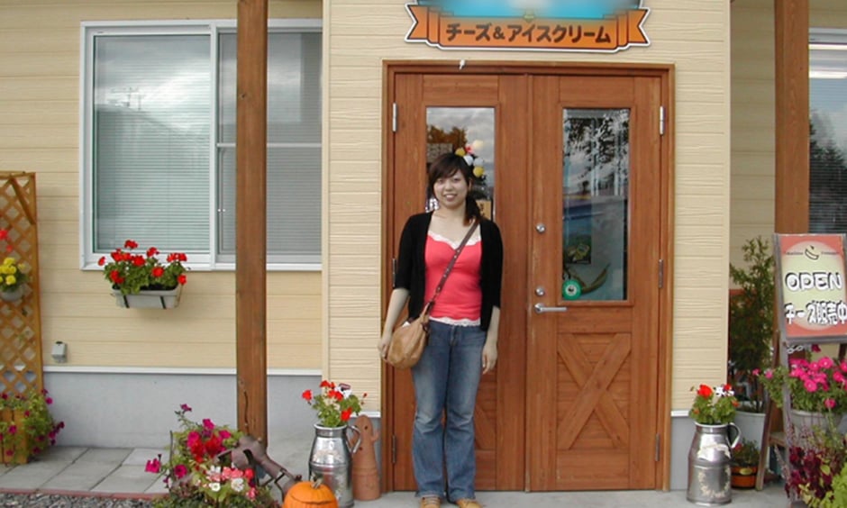 2005年9月、北海道でチーズ造り体験の旅をした松原さん(当時)(写真提供:和酪まつな)