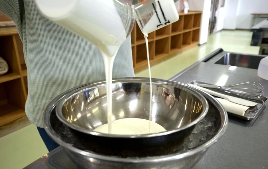 氷の入ったボウルの上で材料を混ぜる(写真:筆者)