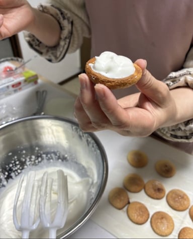 和菓子にミルクを！ブッセの皮にクリームを挟む