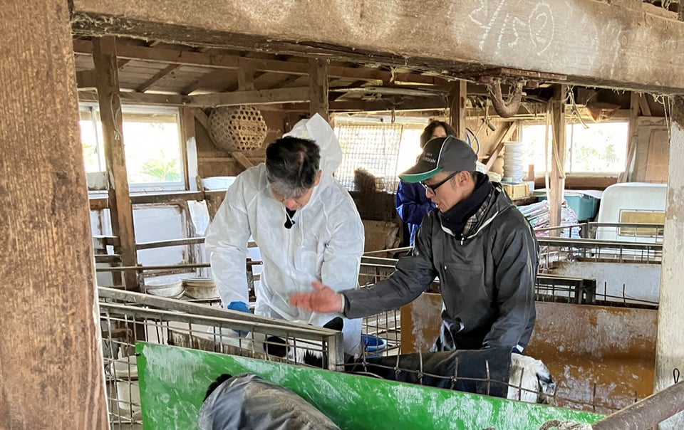 キッザニア 圓谷社長 本気で酪農体験 動画制作の裏側　子牛のほ乳