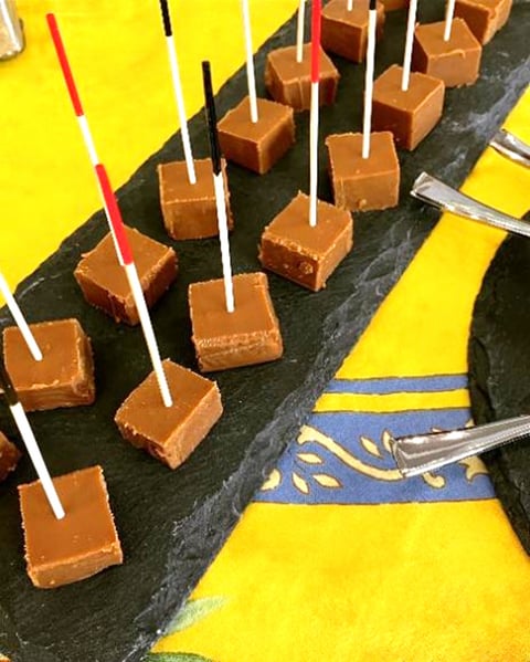 キャラメルのように甘いブラウンチーズはホエイを煮詰めて作ります