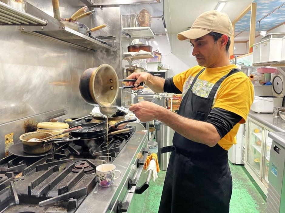 茶こしを使って、高い位置から注ぐ