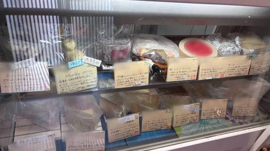 和酪まつなのチーズ販売ショーケース(写真:筆者)