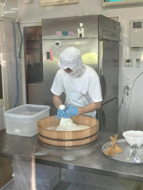 チーズ工房でモッツアレラチーズを製造中の大倉さん