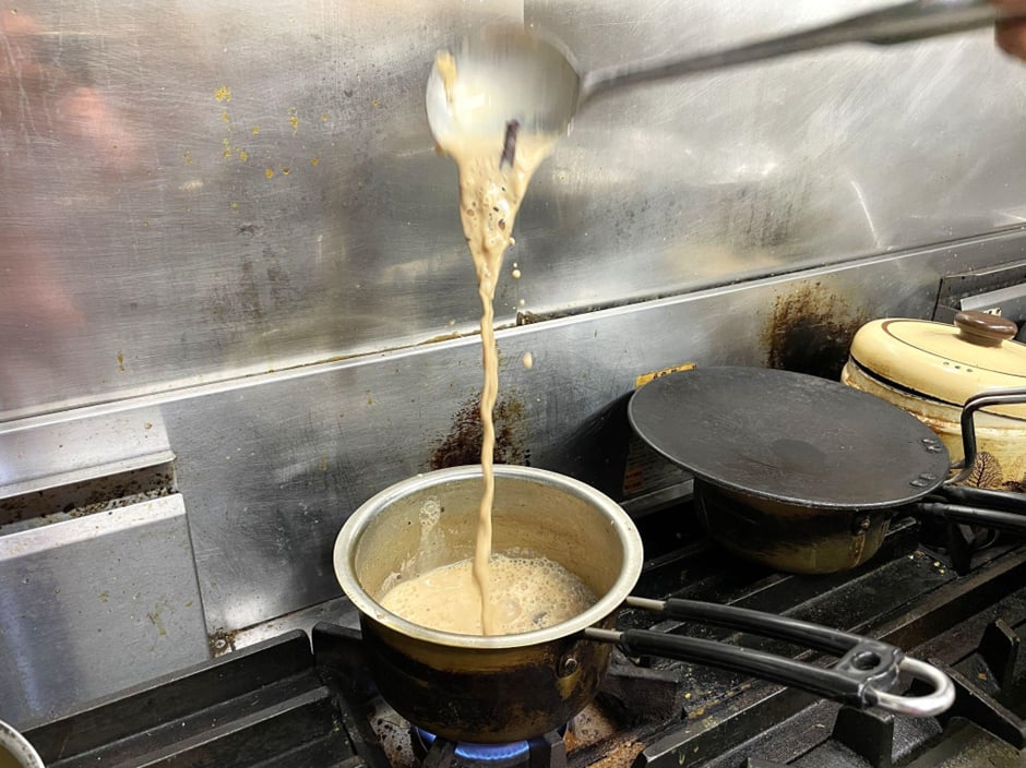 おたまですくって、高い位置から落とすことで空気が入る