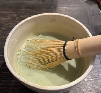 お茶をホットミルクで点ててみよう！