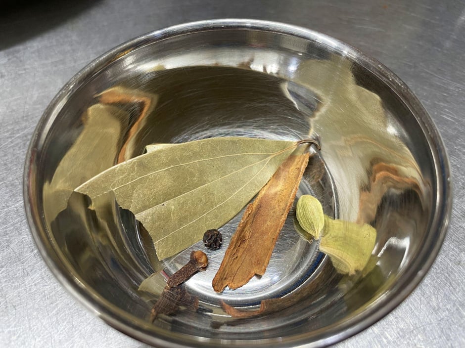 A：左からベイリーフ、クローブ、ブラックペッパー、シナモン、カルダモン