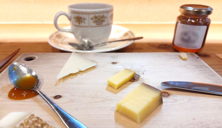 チーズの試食にコーヒーを添えて。チーズとコーヒーが合うことに驚く（写真：筆者）
