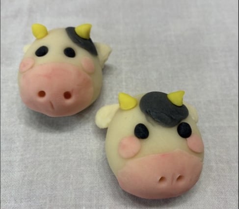 和菓子にミルクを！練り切りで牛の顔作り
