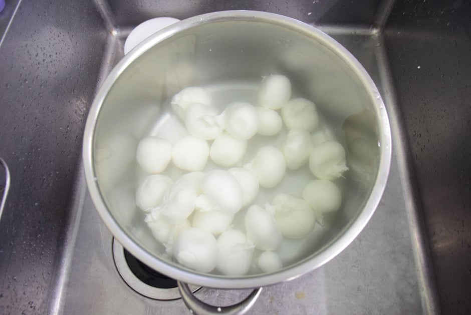 山田牧場 チーズ工房 ちぎったカードを冷水の入った寸胴に落としていく