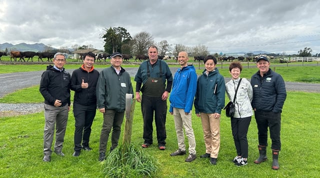 お世話になったOMAKA Farmのフレイザー・キャトリーさんと(左から4人目、筆者は3人目)