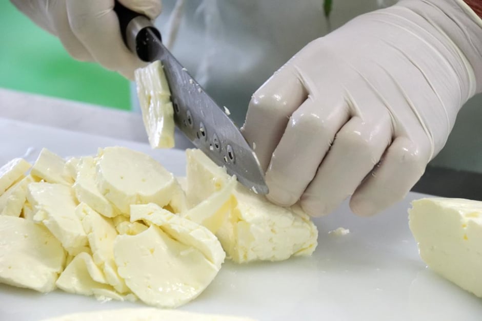 山田牧場 チーズ工房 カードを包丁で切る