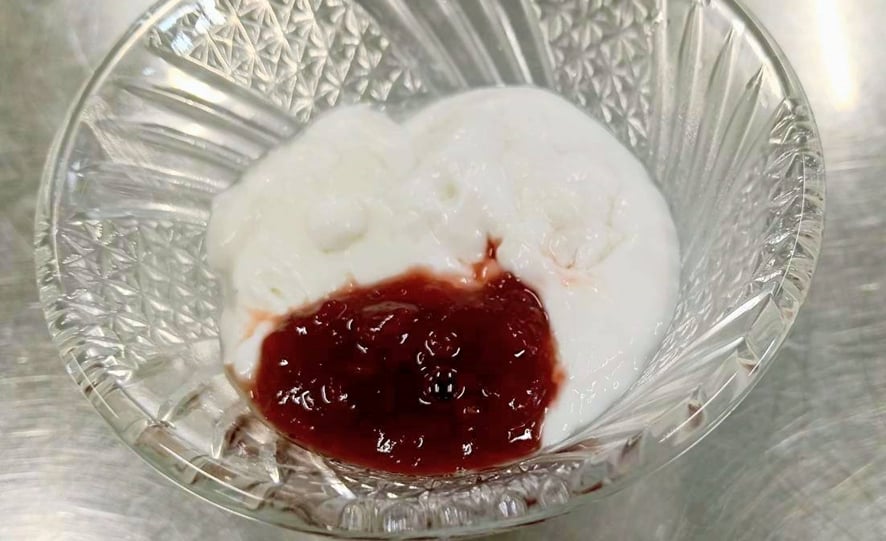完成したみねおか豆腐　手作り苺ジャムを添え