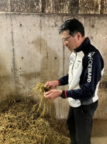 前の美味しい飼料と高秀牧場代表高橋憲二さん