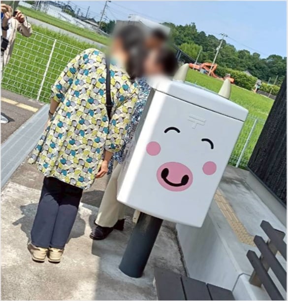 丸山郵便局の白いポスト