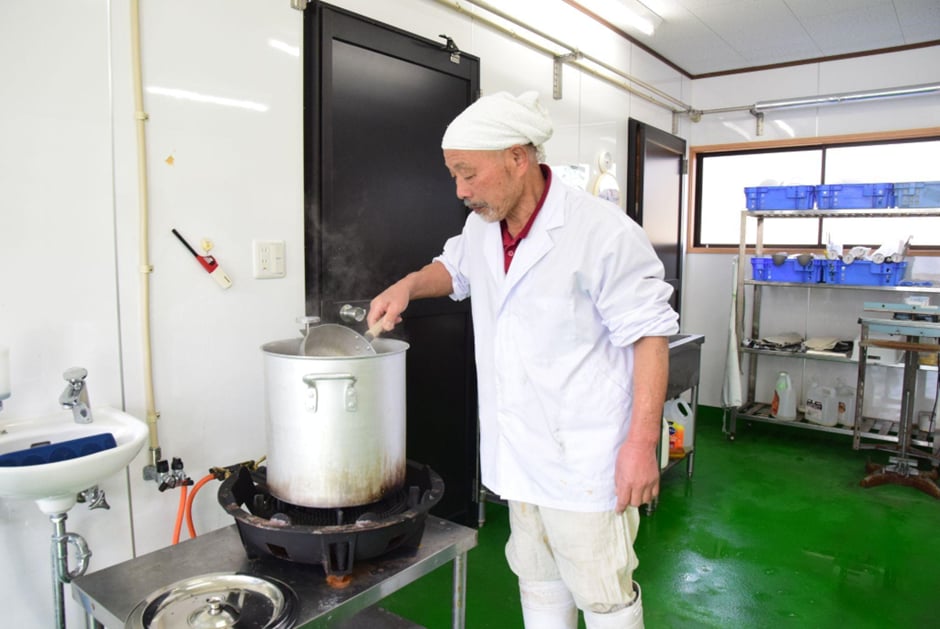 山田牧場 チーズ工房 沸騰しないように何度も温度を確かめる山田さん