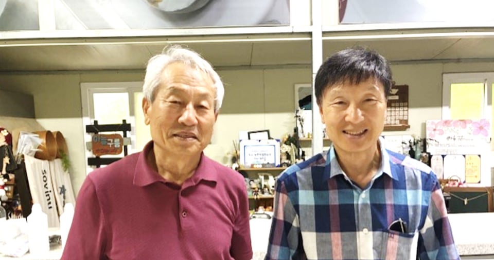 右:今回の牧場ツアーをアレンジしてくださった南(ナン)さん 、左:金さん