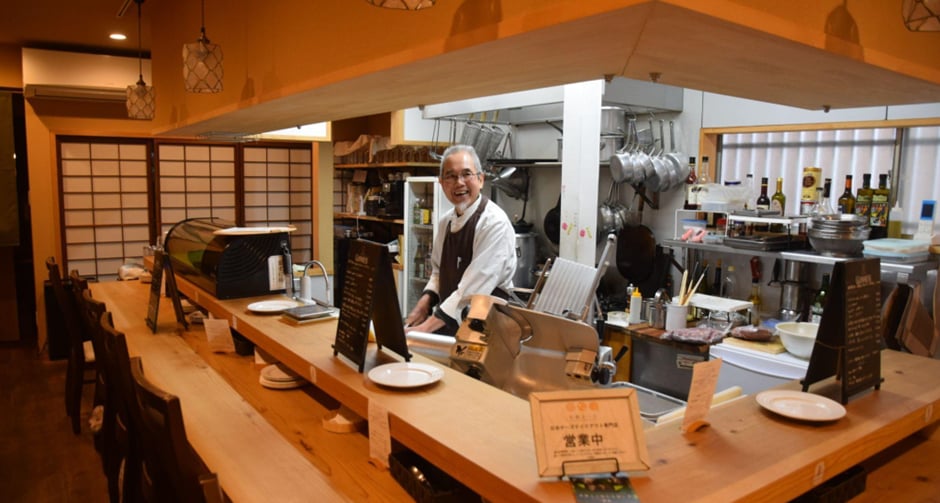 チーズ店と同じ場所でイタリア料理店を営む夫の松原慶和さん