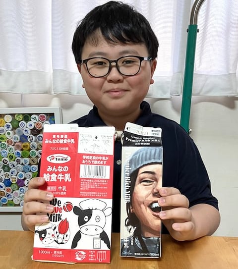 牛乳パックコレクターの大坂さんと「みんなの給食牛乳（東毛酪農業協同組合）」「Premier Rich Milk（JA道東あさひ）」各牛乳パック