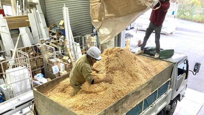 トラックに積まれた「おがくず」