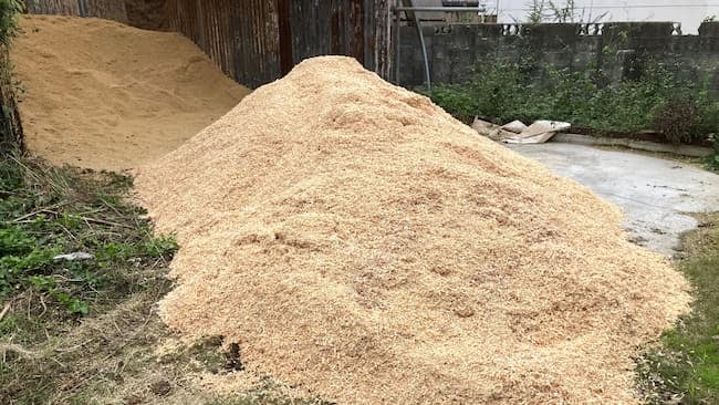 岸産業さんから運んできた“おがくず”