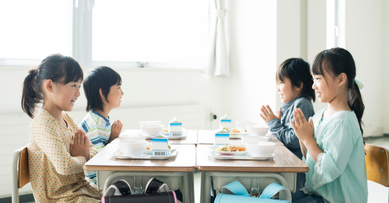 学校給食のこどもたち