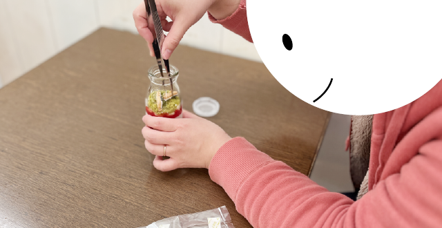 牛クッキーを飾りつけるコトさん