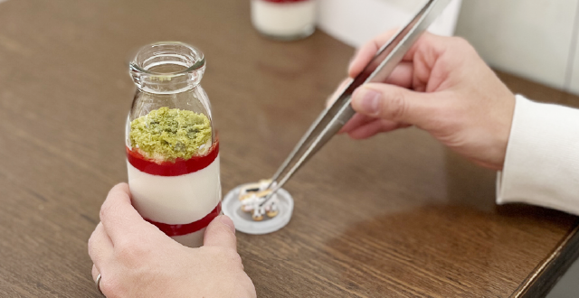 牛クッキーを飾りつける私